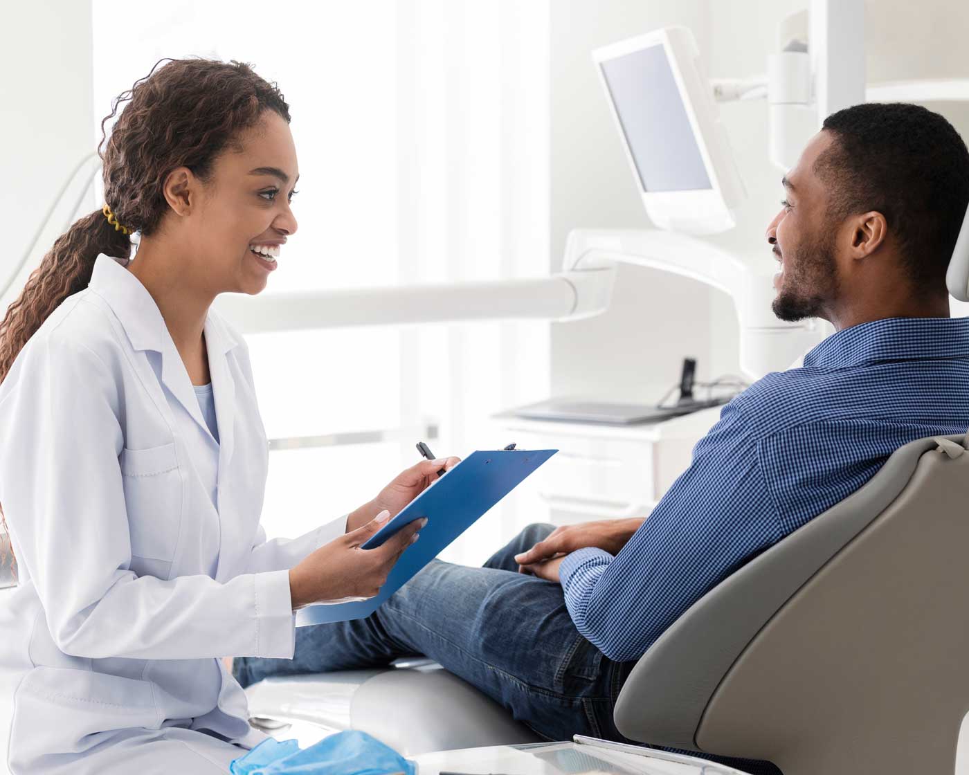 Dentist duringa consultation discussing privacy